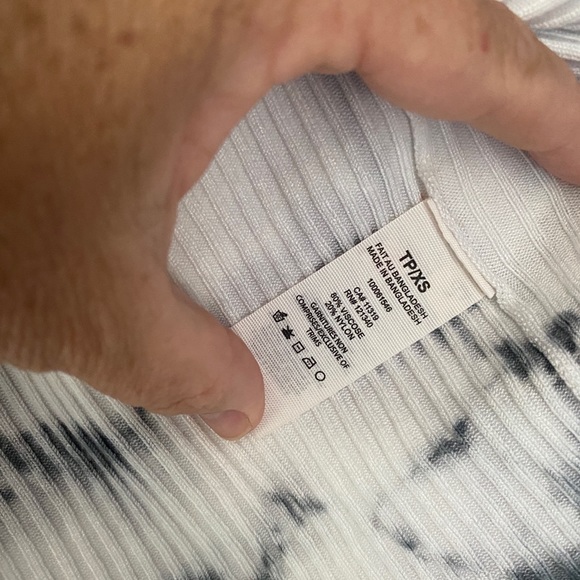 New never worn Garage XS sweater - Picture 4 of 4